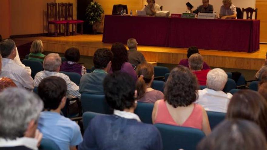 Javier García Cellino, en el centro de la mesa, durante el acto de presentación de su poemario.