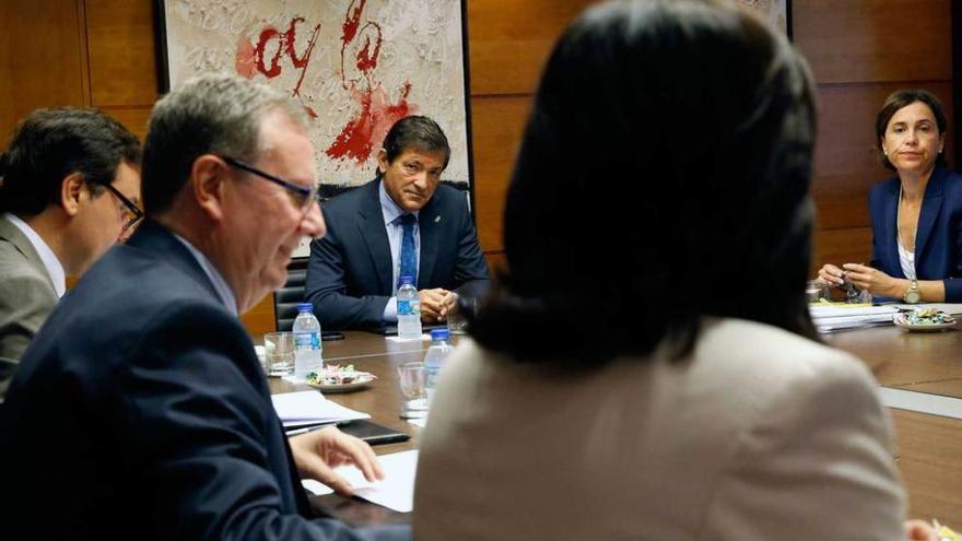 Javier Fernández, en el centro, y la titular de Hacienda, Dolores Carcedo, a la derecha, en el Consejo de Gobierno.