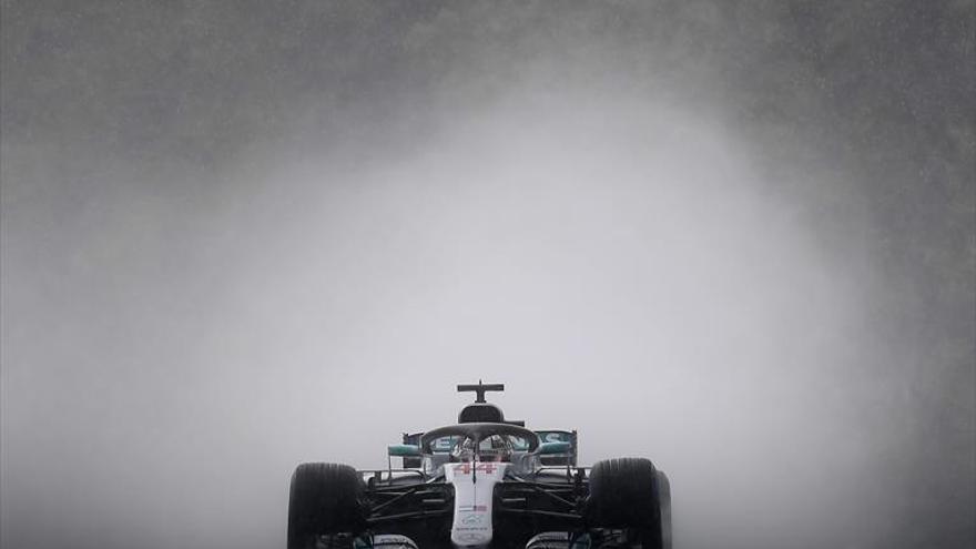 La lluvia se alía con Hamilton para firmar la ‘pole’