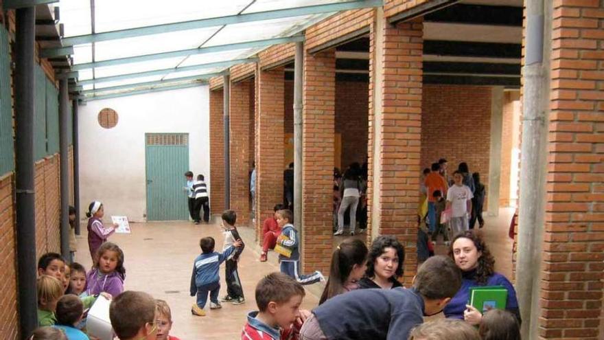 Escolares en el colegio de Camarzana de Tera.