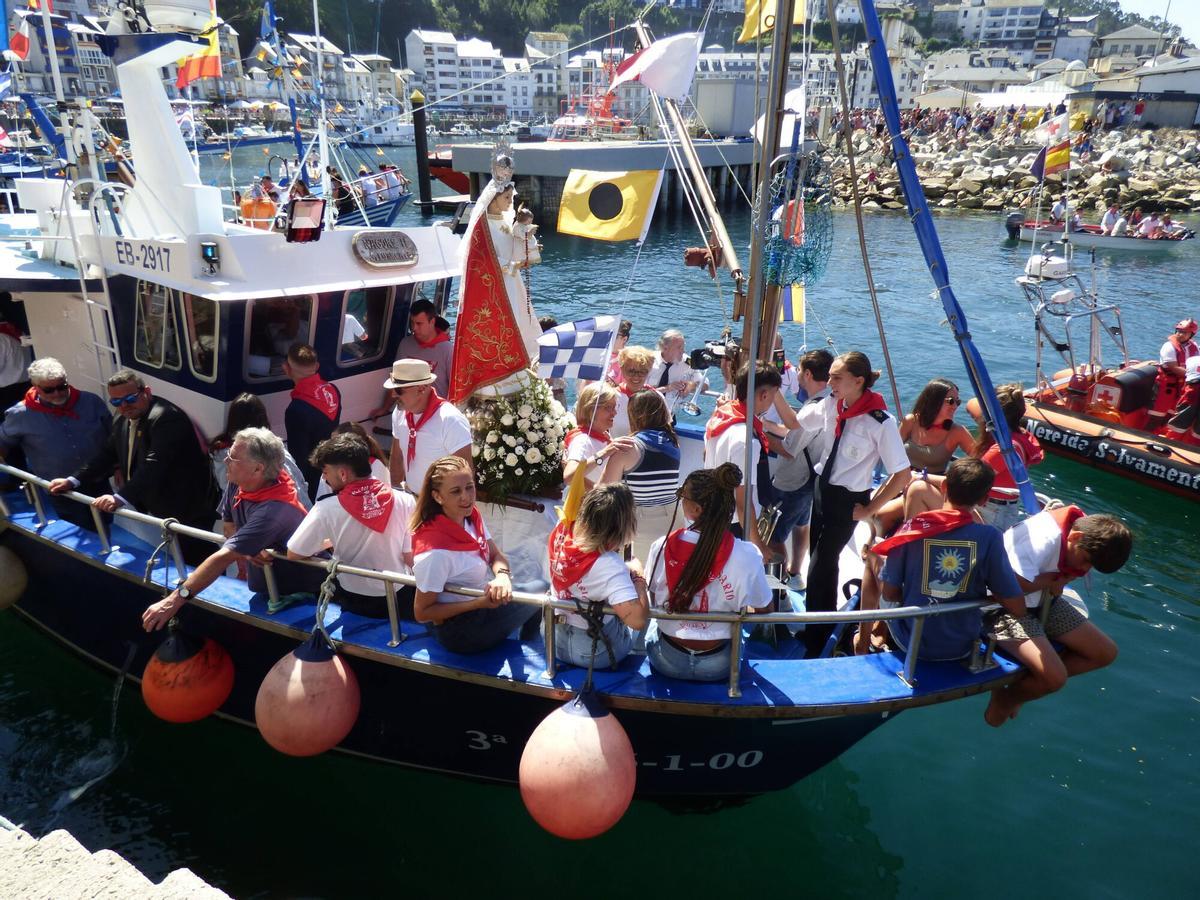 La virgen marinera, en el tradicional saleo a bordo del barco "Nagore II". FIESTAS DEL ROSARIO. LUARCA. PROCESION