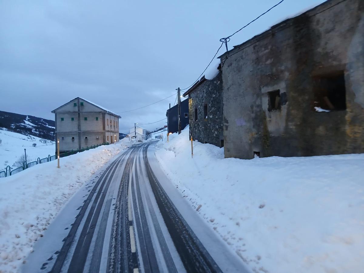 Estado de la travesía del Puerto de Leitariegos el lunes por la mañana.