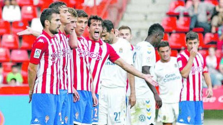 La defensa rojiblanca forma la barrera durante un gol franco de la Unión Deportiva Las Palmas.