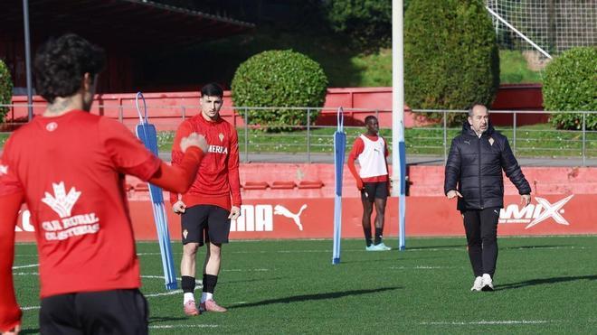 Así es Álex Martínez, el entrenador del Sporting de Gijón en Albacete: "Es un genio, un estudioso del fútbol"