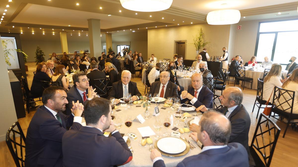 Entrega del premio "Oventese del año" al presidente la Cámara de Comercio, Carlos Paniceres