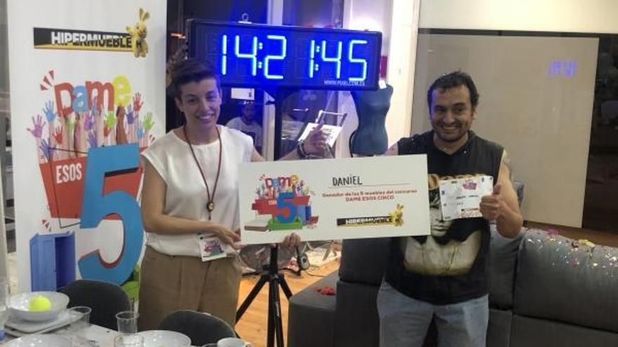 Daniel Obando, ganador del concurso tras tocar un mueble mÃ¡s de 14 horas seguidas.