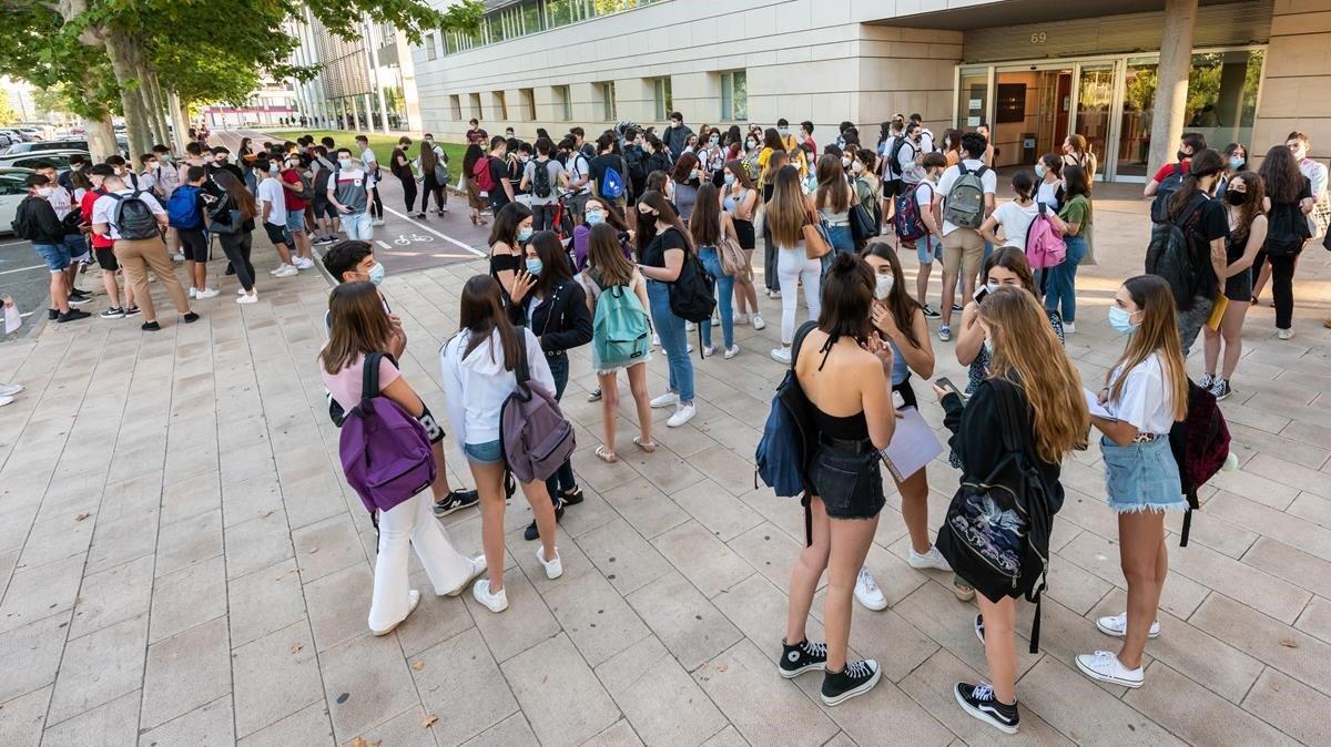 La tensa espera, antes de la apertura de la Universitat de Lleida.