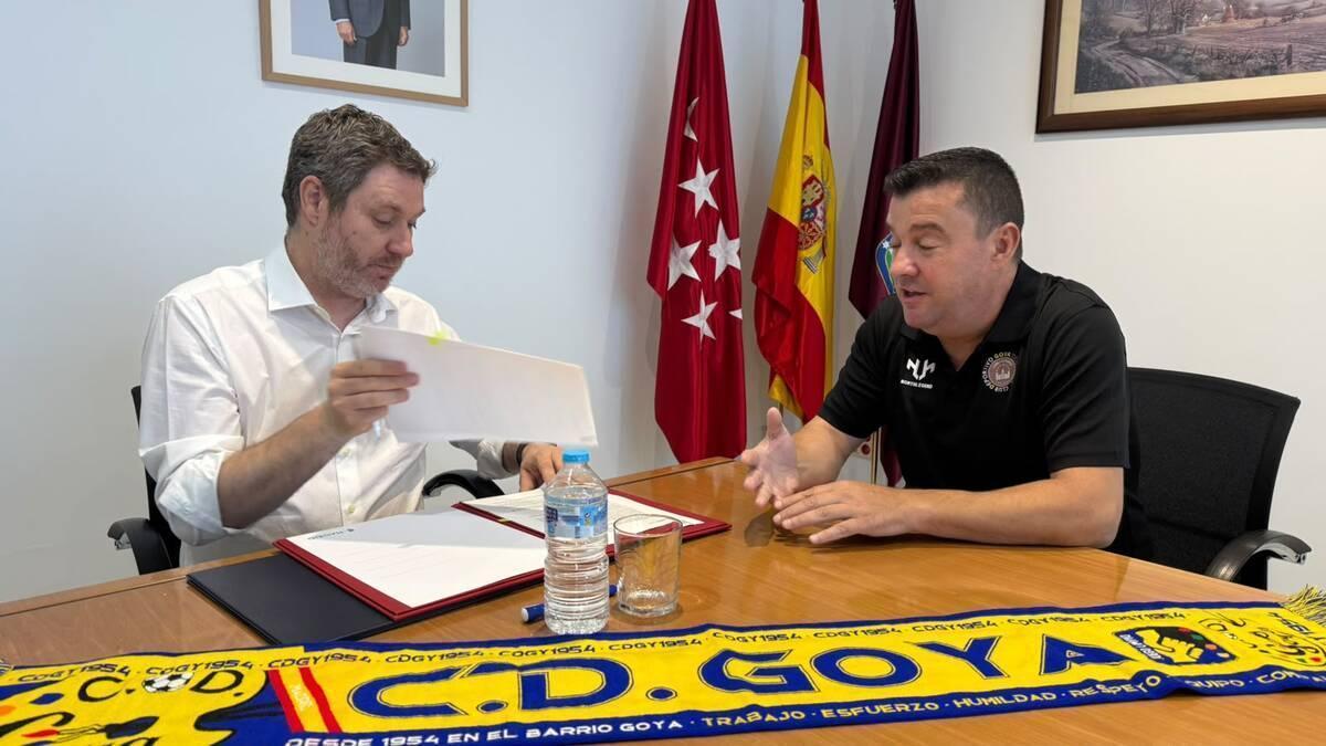 El concejal Alberto González junto a un miembro del Club Deportivo Goya