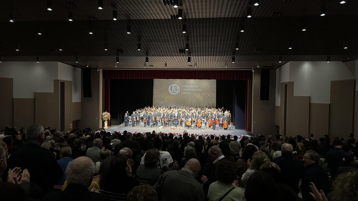 El público ovacionaba en pie a la OSL a la finalización del concierto.