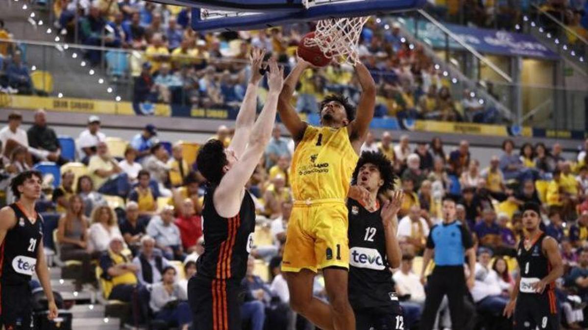 Jakub Urbaniak machaca el aro rival en un duelo con el Granca en la Eurocup.
