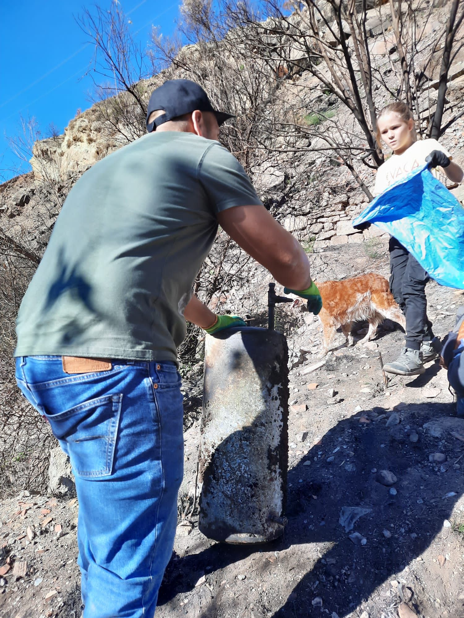 Descubre lo que han encontrado en una recogida de basura resurgida tras el gran incendio de Bejís