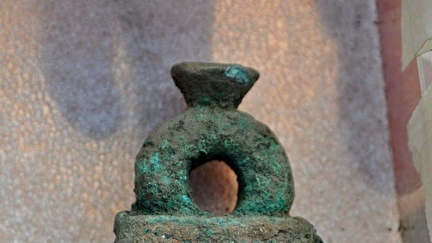 Asa campaniforme en bronce que fue encontrada en la primera fase de las excavaciones