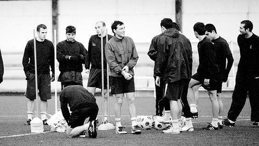 Los jugadores charlan animadamente antes del entrenamiento.