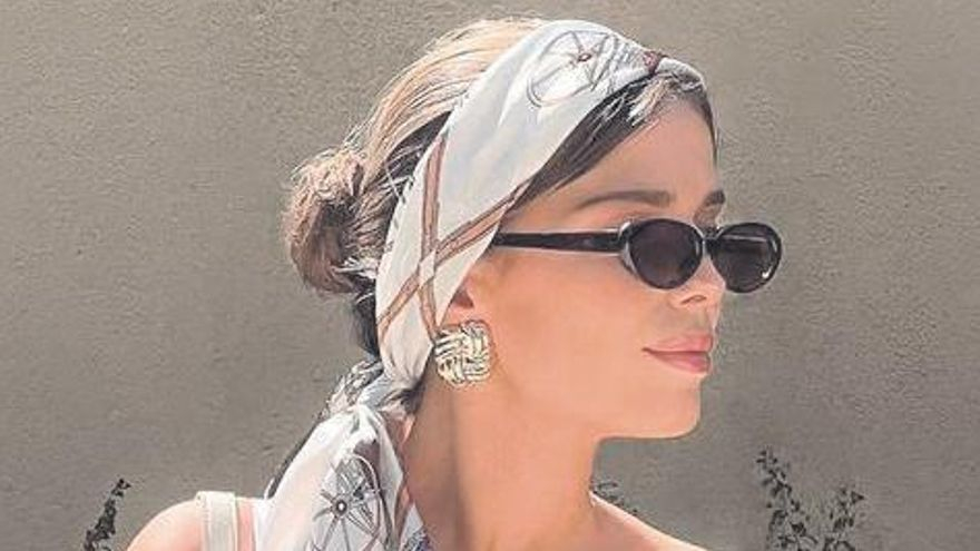 Del glamour de Bardot a la sofisticación de  Kelly: dos formas de llevar el pañuelo este verano