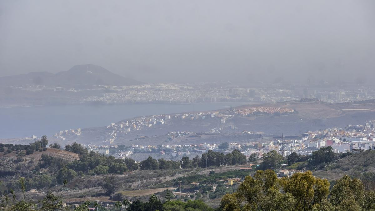 Vista panorámica de Las Palmas de Gran Canaria, este domingo, cubierta por una densa capa de calima.