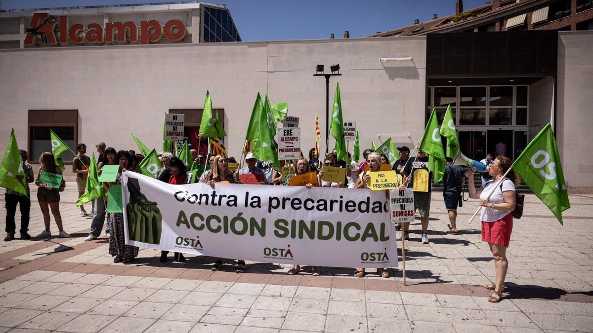 Protesta de las trabajadoras de Alcampo contra el ERE