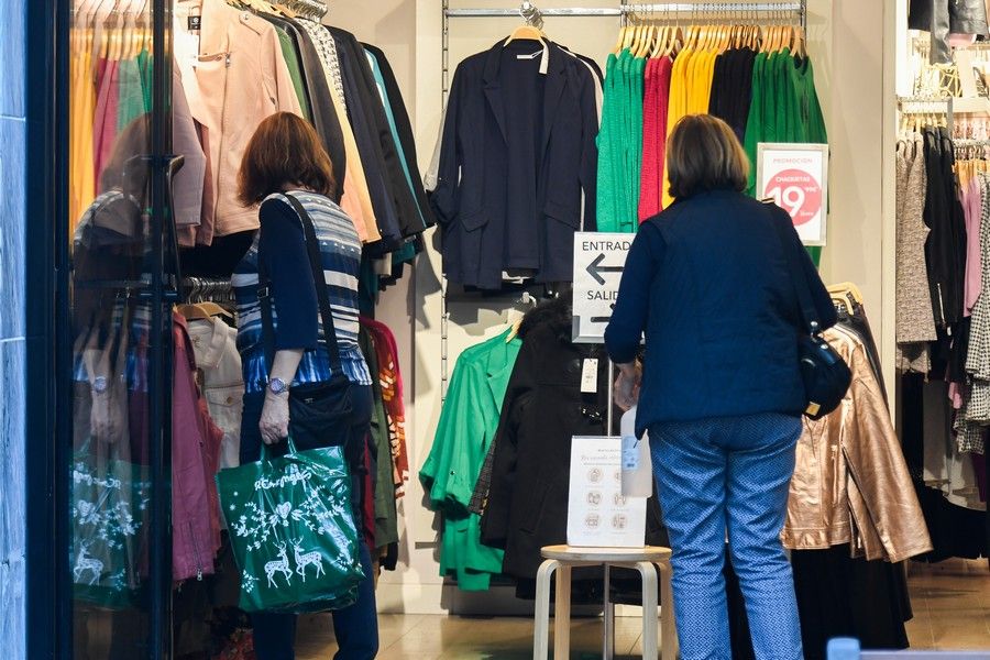 Comercios en la calle de Triana durante la campaña de Navidad y Reyes