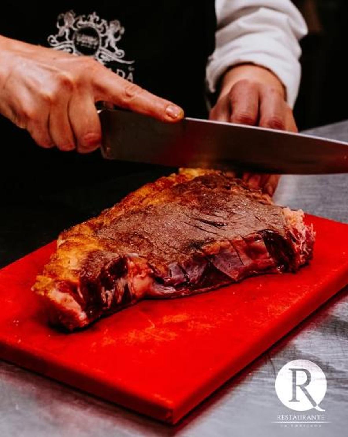 preparación de uno de los platos de La Embajada