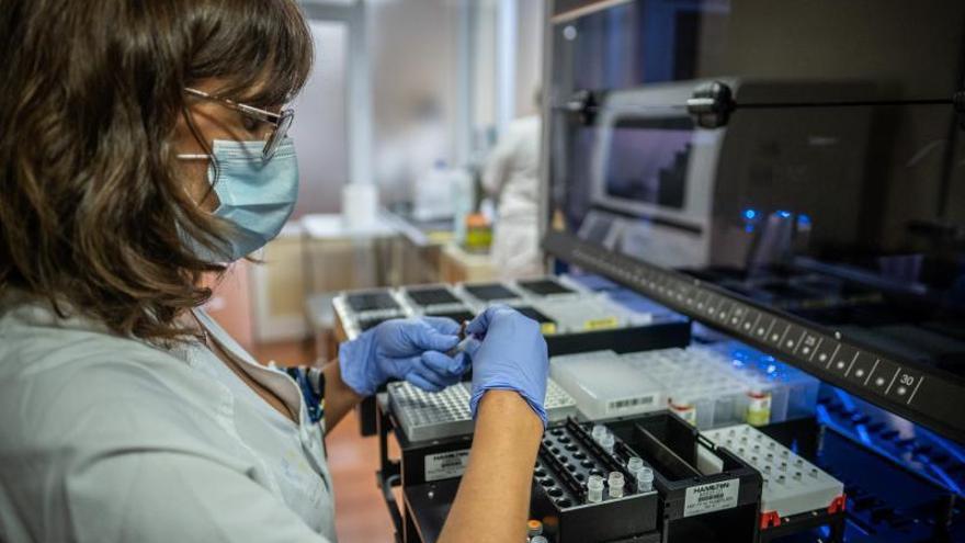 Una microbióloga introduce muestras sospechosas de coronavirus en una máquina para hacer PCR