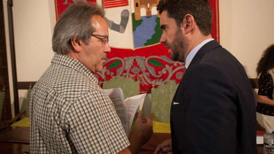 Francisco Guarido y Antidio Fagúndez charlan antes del inicio del Pleno.