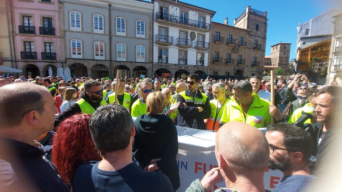 La concentración de apoyo a los trabajadors de Saint-Gobain, con la Alcaldesa en el centro (de espalda) hablando con representantes sindicales.