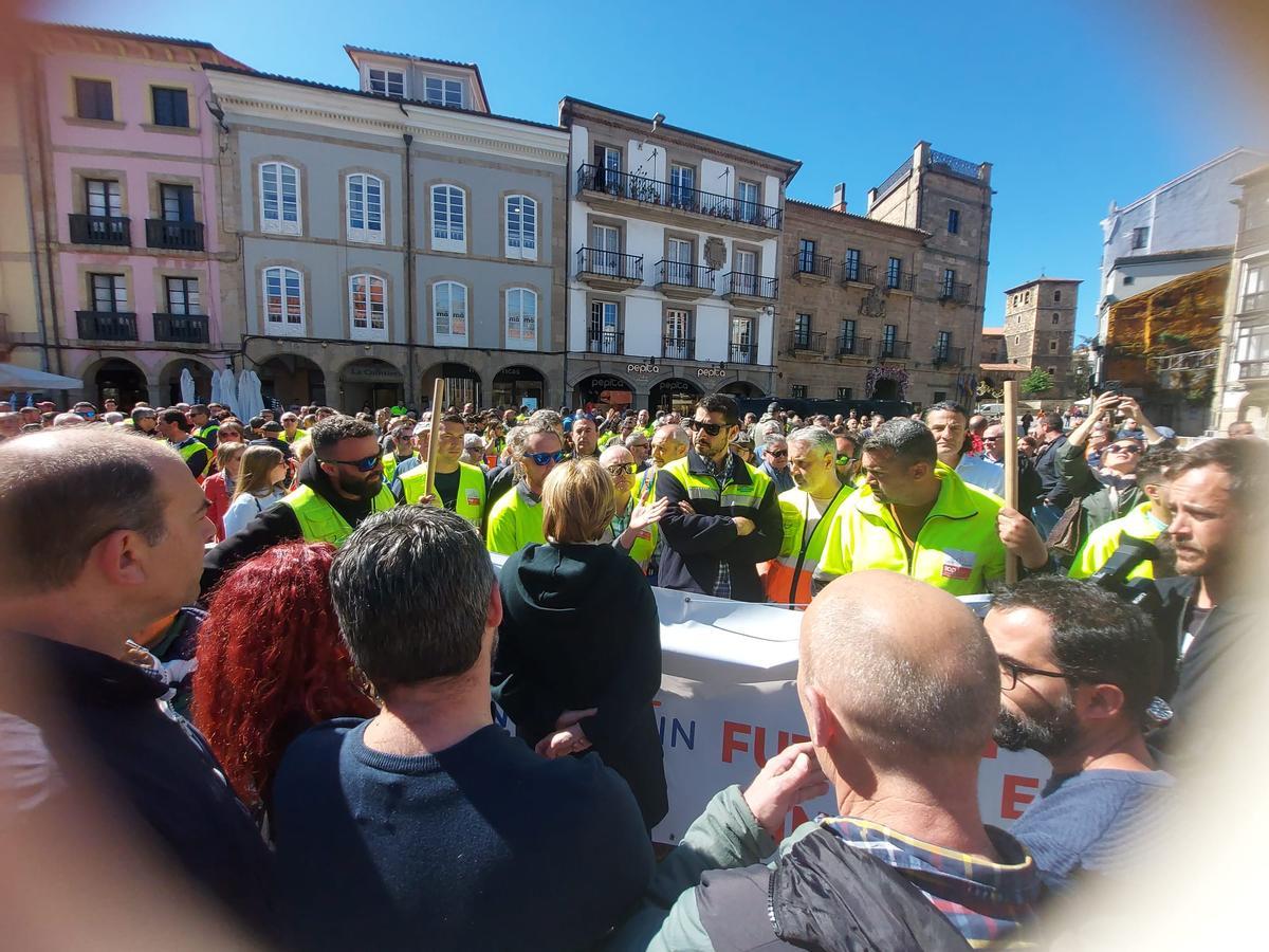 La concentración de apoyo a los trabajadors de Saint-Gobain, con la Alcaldesa en el centro (de espalda) hablando con representantes sindicales.