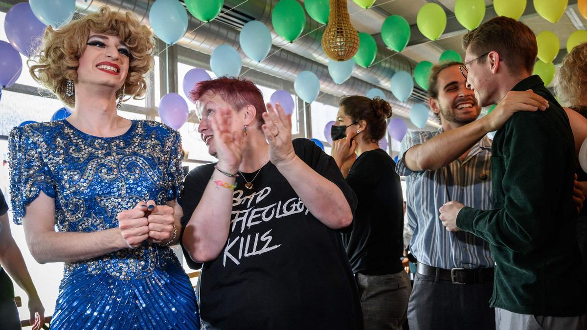 Los activistas reaccionan durante las primeras proyecciones tras un referéndum nacional sobre el matrimonio entre personas del mismo sexo, en la capital suiza, Berna.