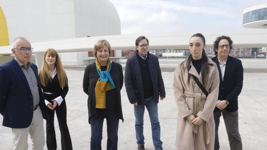 Por la izquierda, Antón García, Lucía Herrero, Mariví Monteserín, Emilio Ruiz Barrachina, Sara Montoya y Carlos Cuadros, ayer, en la explanada del Centro Niemeyer. | Ricardo Solís