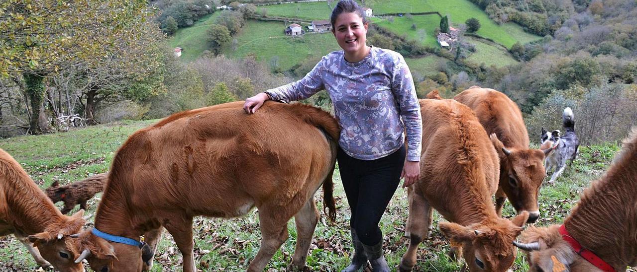 Sonsoles Alonso Álvarez, con algunos de sus animales en una finca de El Canto La Vara, en Riosa. |  | ANA PAZ PAREDES