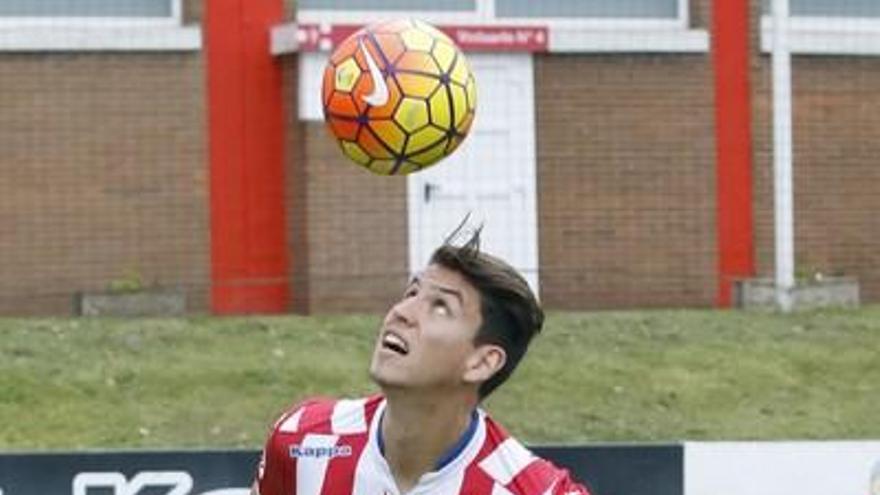 Lichnovsky cabecea el balón durante su presentación en Mareo.