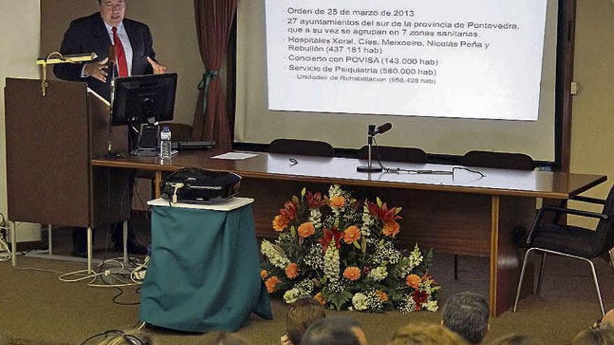 El doctor José Manuel Olivares, ayer, durante su exposición ante el tribunal. // Jorge Santomé