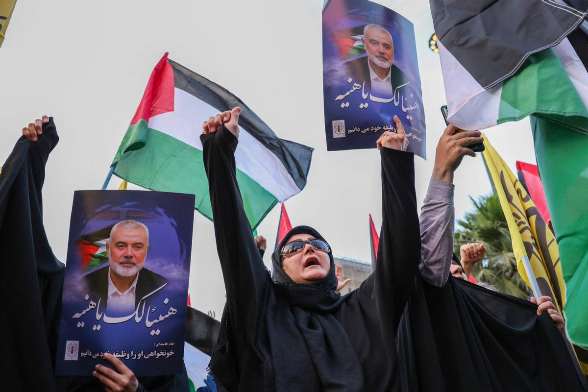 Teherán despide en un funeral multitudinario al líder de Hamás, Ismail Haniya, asesinado por Israel.