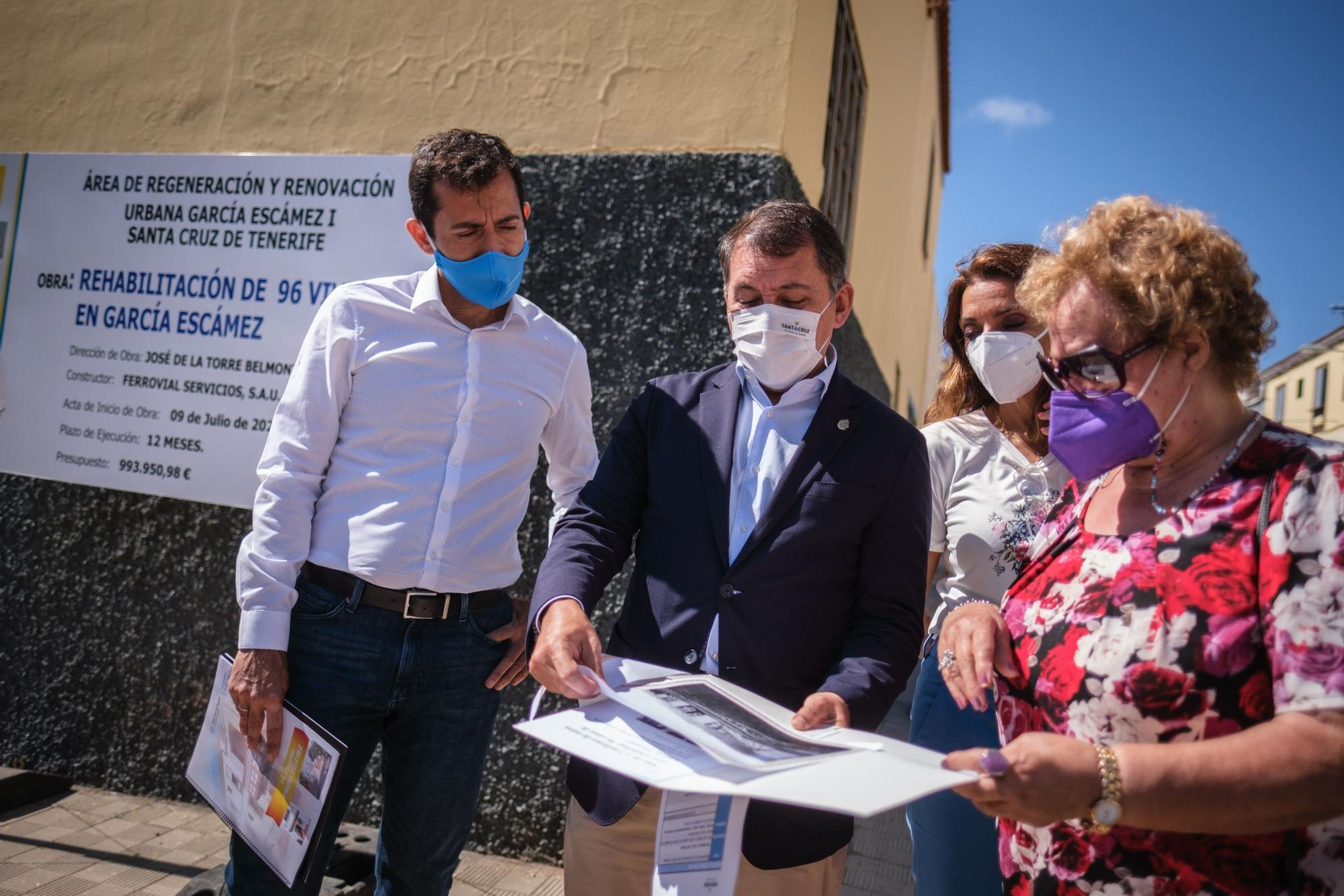 Visita a las obras de mejora en las viviendas de García Escámez