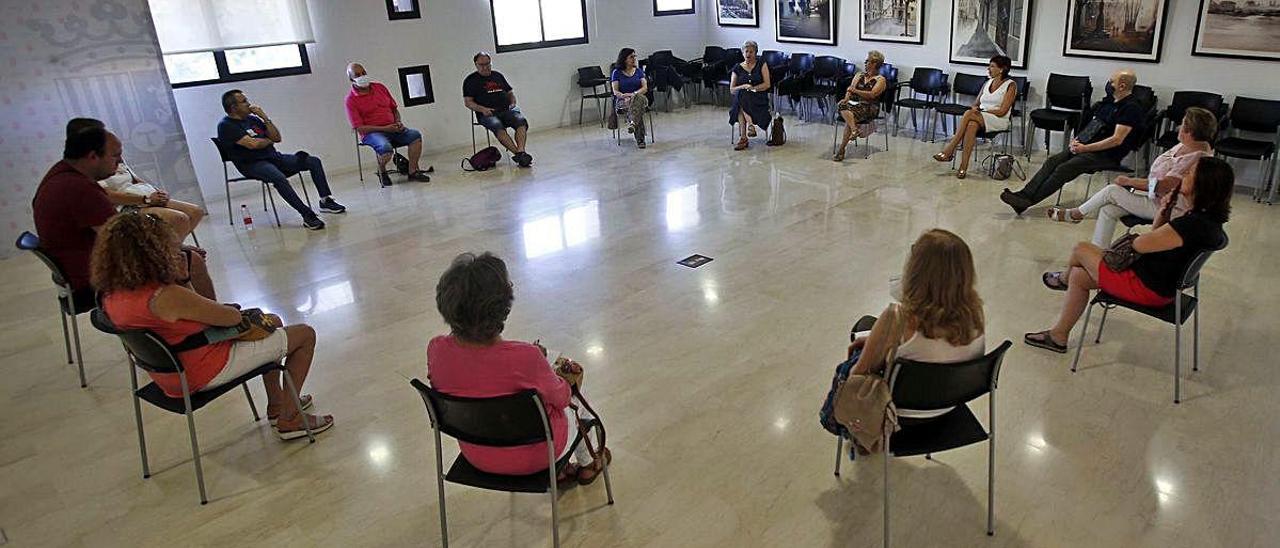 Primera sesión del club de Lectura de Canals tras el estado de alarma, el pasado lunes en la biblioteca de Ca don José.