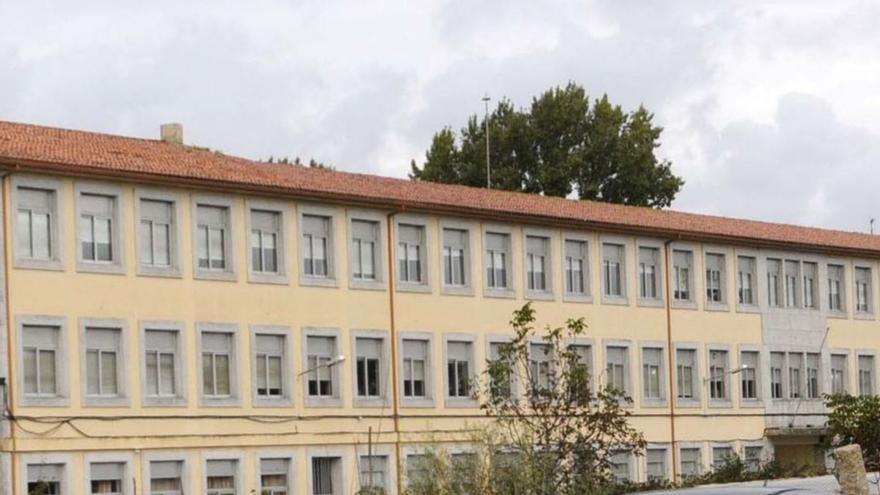 El IES Cabanillas de Cambados recoge firmas para reclamar un patio cubierto