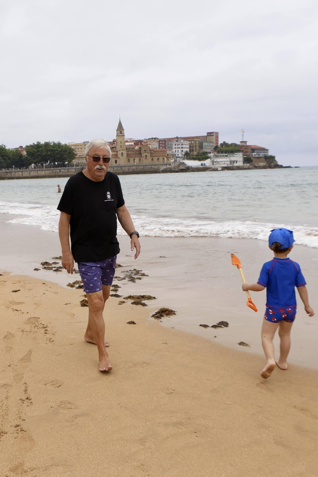 Ni la arena ni las medusas... esto es lo que más preocupa a los bañistas de la playa de San Lorenzo en Gijón (en imágenes)