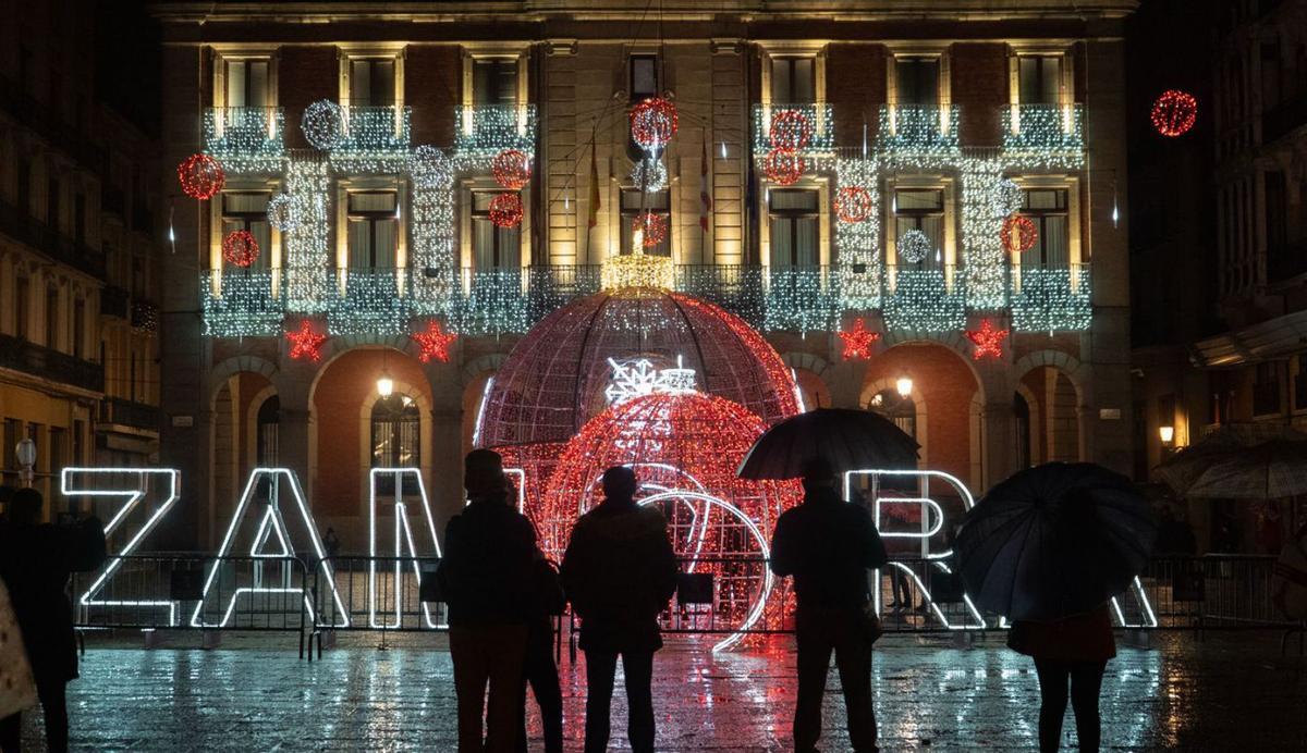 Iluminación navideña, un atractivo, también en Zamora, para turistas y lugareños | Jose Luis Fernández