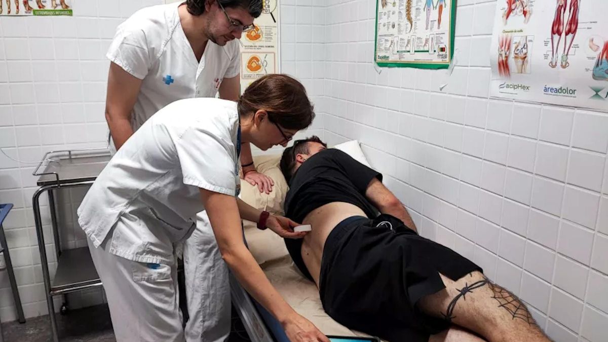 Professionals de la Unitat del Dolor del Trueta atenen la visita d'un pacient per a revisar el funcionament d'un neuroestimulador