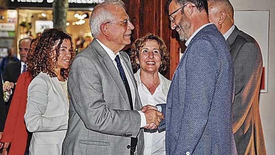 Borrell saluda a José Hila ayer en unas jornadas en Palma.