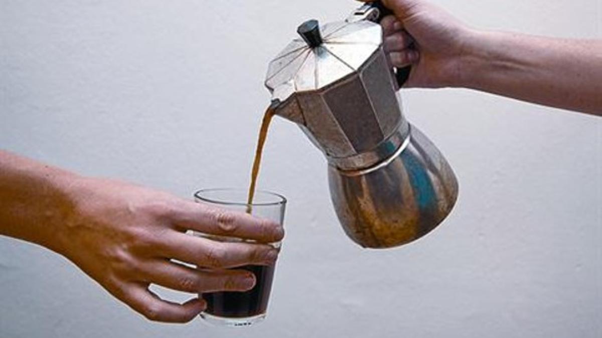 Una cafetera italiana tradicional. En la silueta, la cápsula de Marcilla.