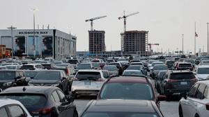 Coches aparcados en un parking