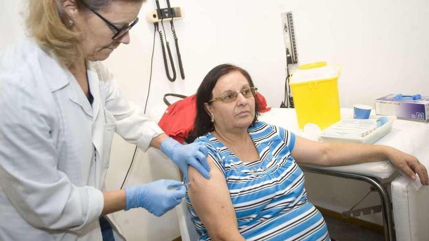 Una mujer se vacuna contra la gripe en un ambulatorio de A Coruña.