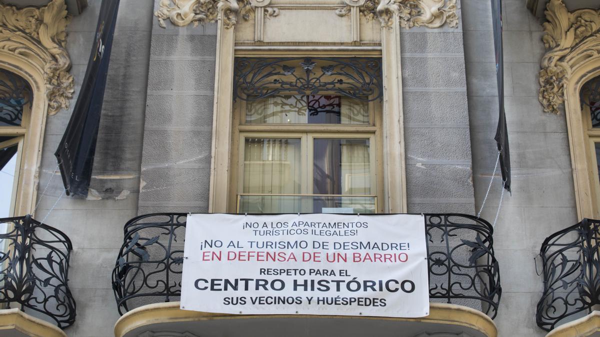 Cartel contra los apartamentos turísticos en Ciutat Vella.