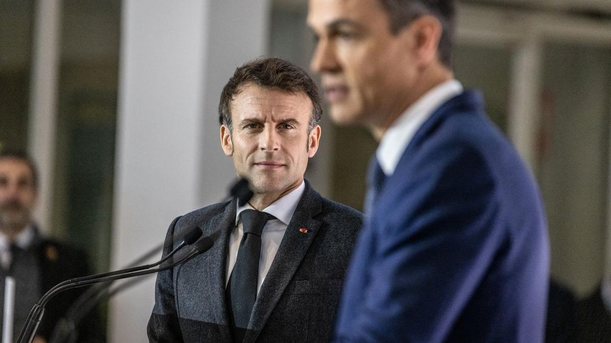 Pedro Sánchez con Emmanuel Macron durante la cumbre de Barcelona el 19 de enero.