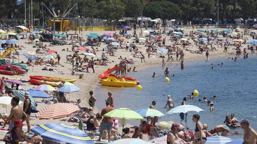 La platja de Sant Feliu de Guíxols, en una imatge d&#039;aquest estiu