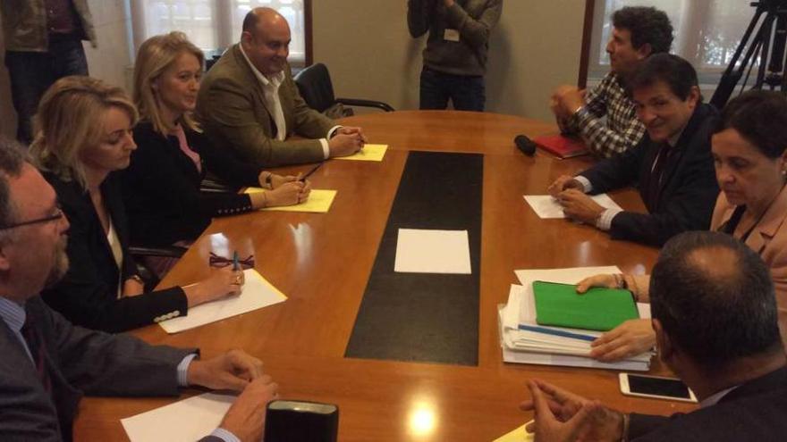 Las delegaciones de Foro (a la izquierda) y el Gobierno regional, en la reunión de ayer.