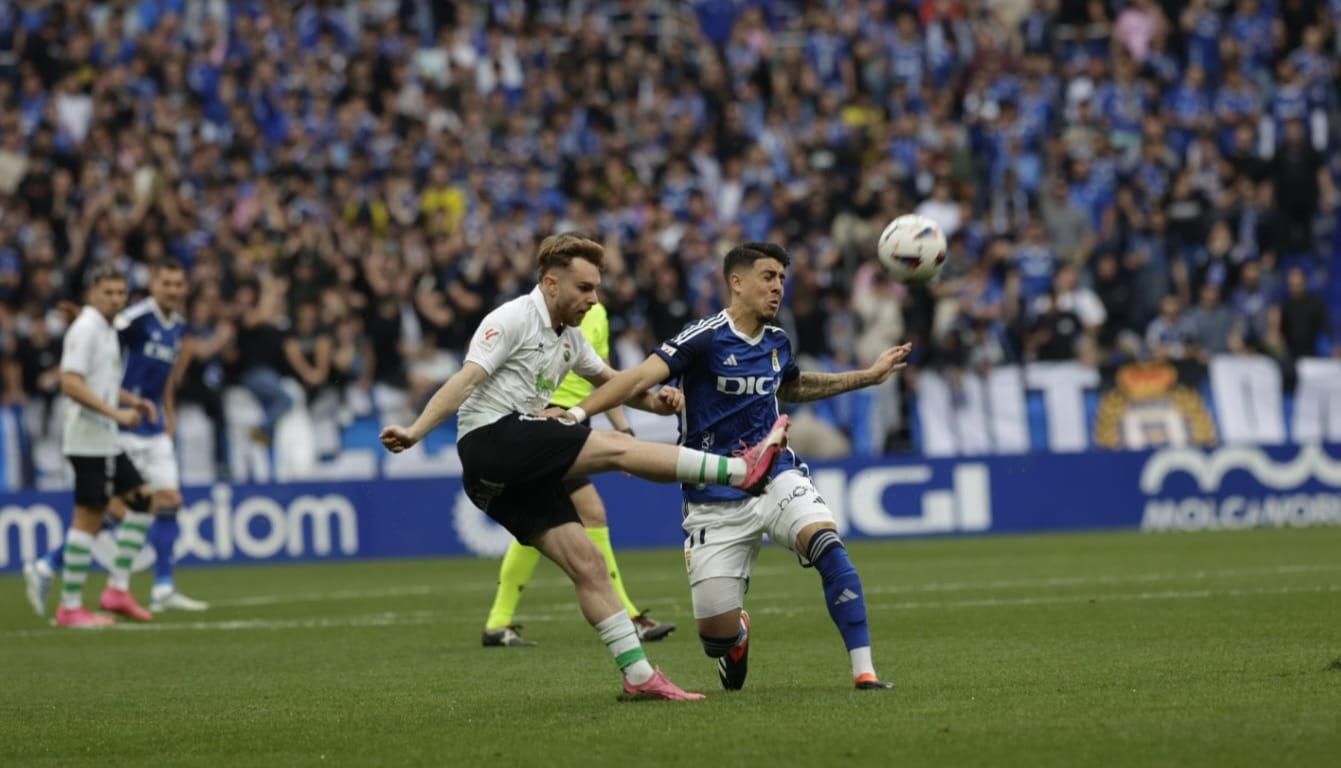 EN IMÁGENES: Partido y ambientazo del Real Oviedo-Racing de Santander disputado en el Tartiere