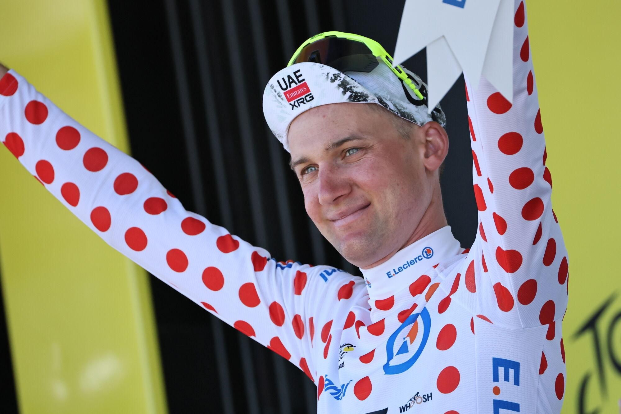 Mur-de-Bretagne (France), 11/07/2025.- Belgian rider Tim Wellens of UAE Team Emirates celebrates on the podium his doted jersey after the 7th stage of the Tour de France cycling race over 197km from Saint Malo to Mur-de-Bretagne, France, 11 July 2025. (Ciclismo, Francia) EFE/EPA/CHRISTOPHE PETIT TESSON