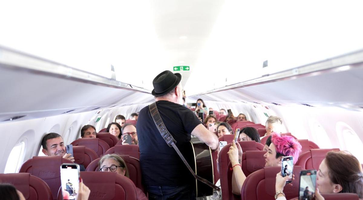 Pablo Carbonell en pleno concierto del vuelo de Binter entre Madrid y Gran Canaria.