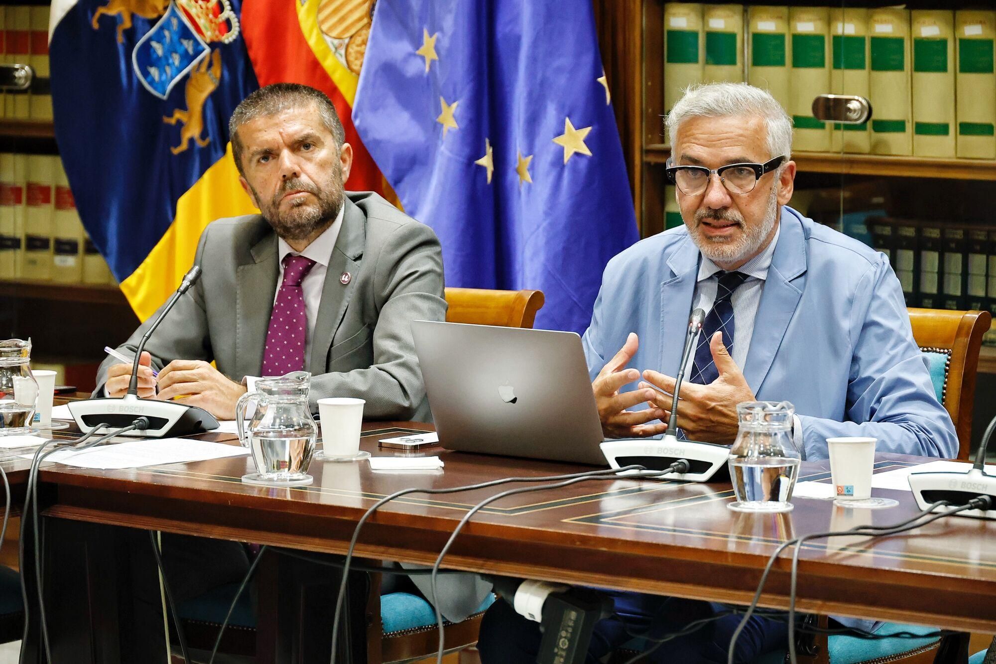 Los rectores canarios comparecen en el Parlamento regional para valorar la ley de ciencia.